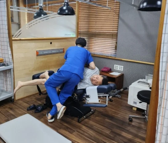 어깨가 뻐근하고 잘 들리지 않아 고민이세요? 추나 치료를 받아보세요. [유앤그린 한의원]